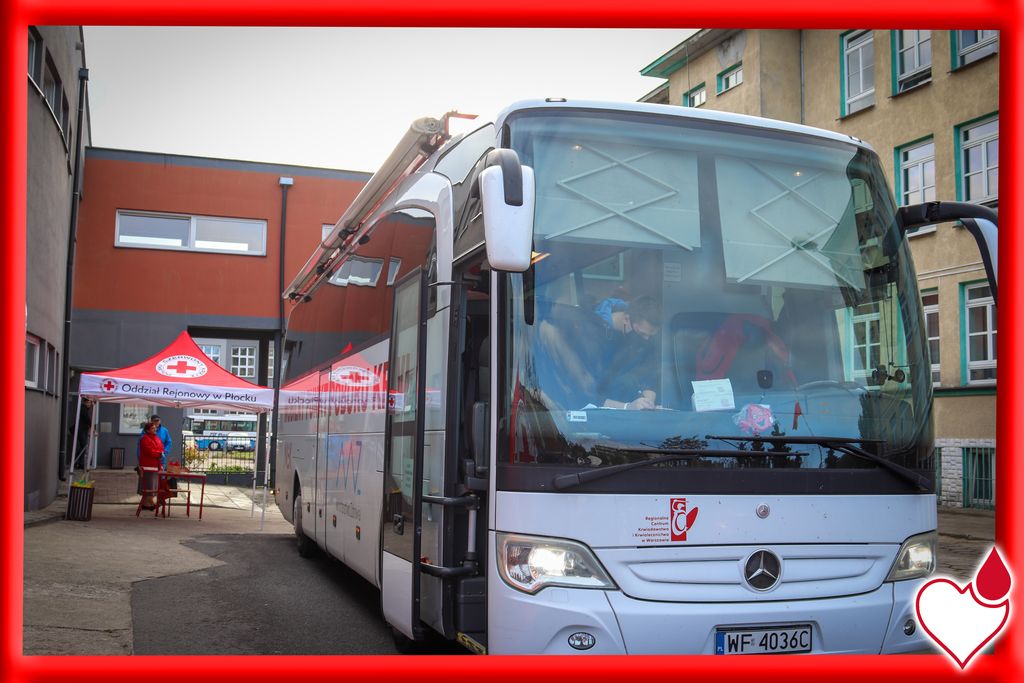 Autobus biorący udział w akcji honorowego krwiodawstwa